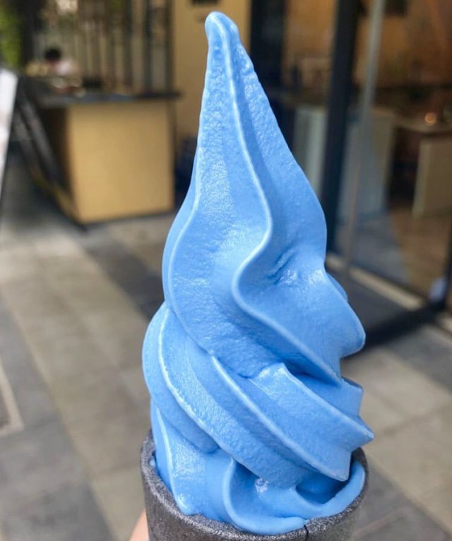 ice creamery」冰品店贩卖著,水蓝色的冰淇淋加上黑色的甜筒,不禁会连