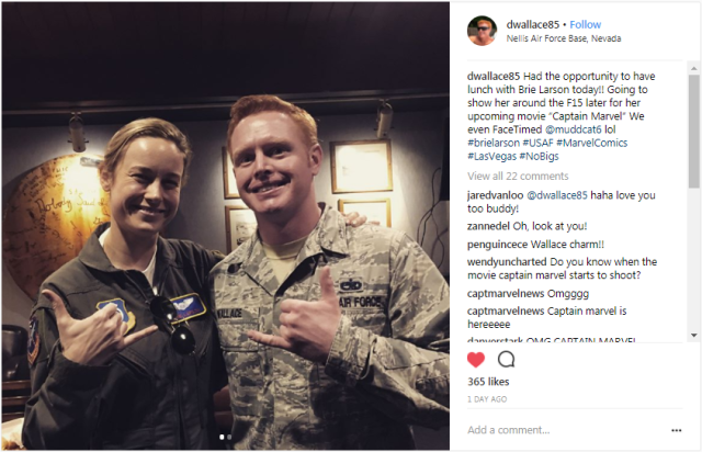 《驚奇隊長》布麗拉森拜訪空軍基地，美軍駕駛員指導F-15戰機資訊