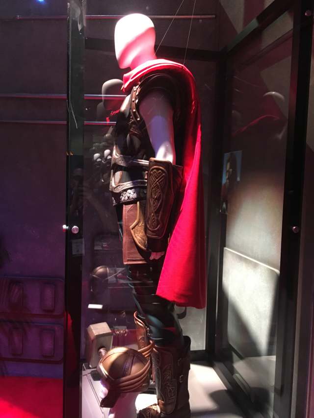 【漫威電玩相關】Ｅ３展會場陳列出了《漫威復仇者聯盟》電玩版造型的服裝 1:1 道具！