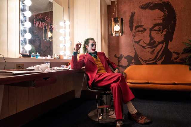【影評專欄】《小丑》：在「世紀傑作」與「空洞膚淺」間搖擺難定的現代笑面人悲劇