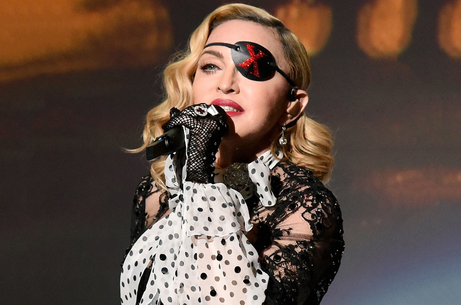 「西洋流行天后」瑪丹娜表示曾罹患武漢肺炎，並且巴黎巡演的表演者全數感染
