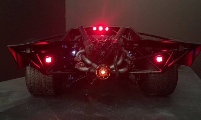 充滿復古的完整樣貌！官方釋出了新版《蝙蝠俠》電影中的蝙蝠車模型概念圖