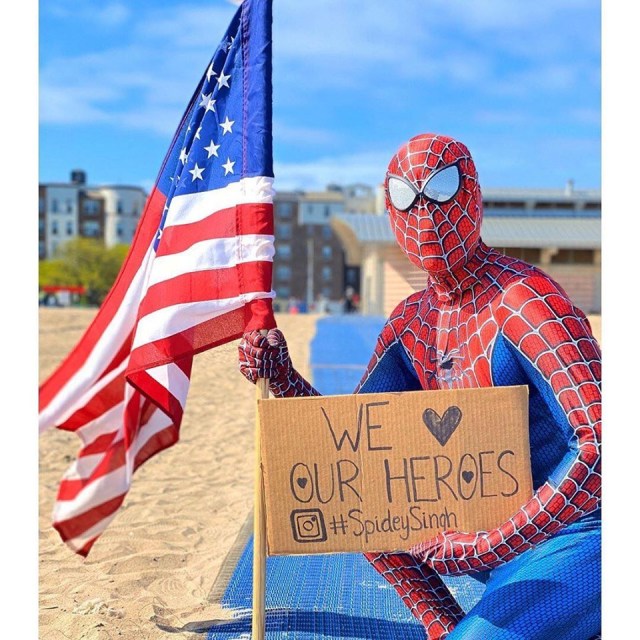你友善的好鄰居來了！蜘蛛人現身在紐約曼哈敦大橋上參與反歧視抗爭活動