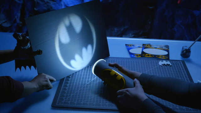 蝙蝠俠日快樂！你知道如何用最簡單的素材來製作出做最成功的蝙蝠燈嗎？