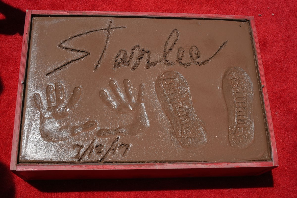 史丹李榮獲好萊塢星光大道榮譽，留下傳世手腳印