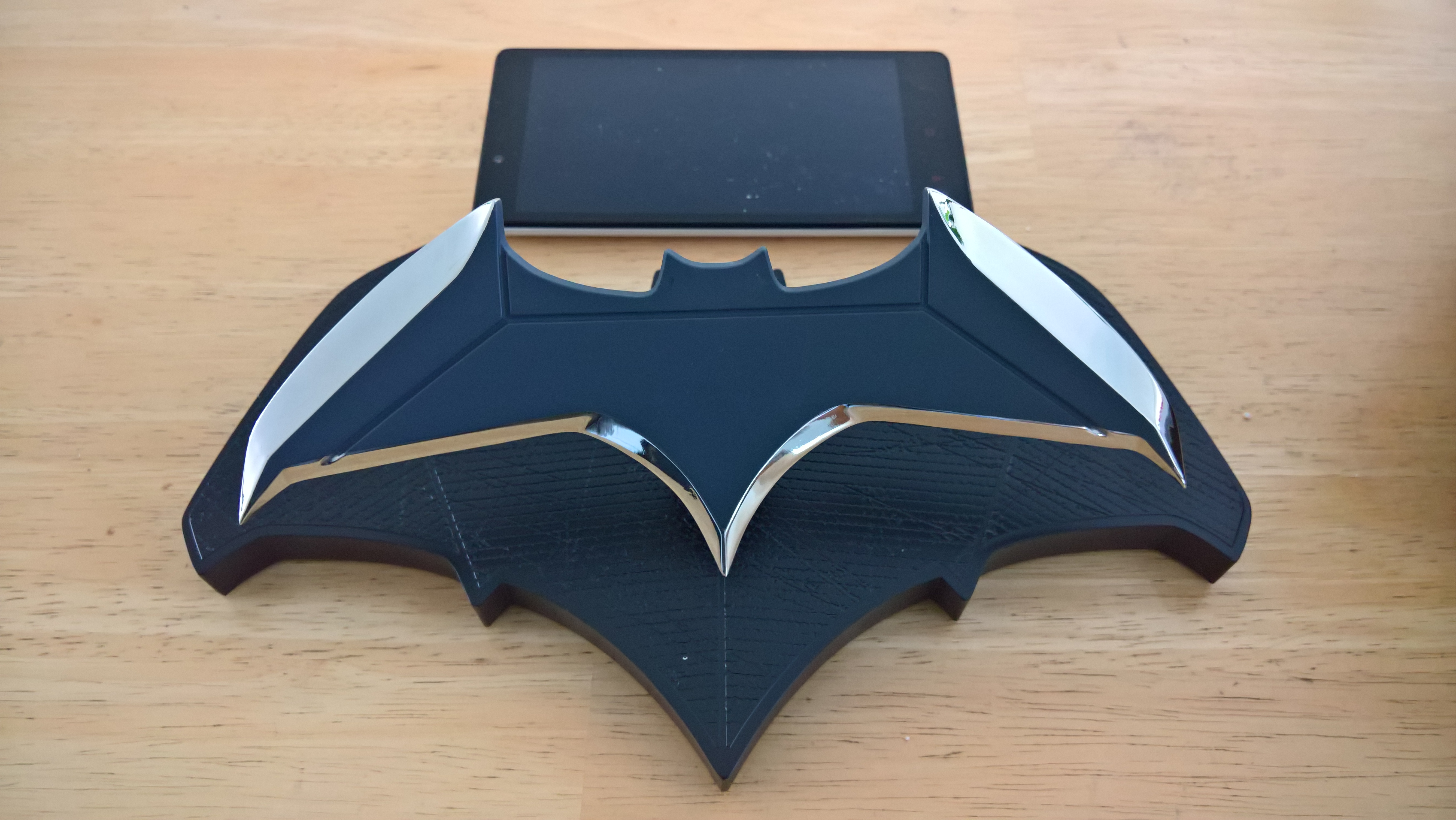 【私藏分享】METALWORKS１：１等比例蝙蝠鏢桌飾開箱照