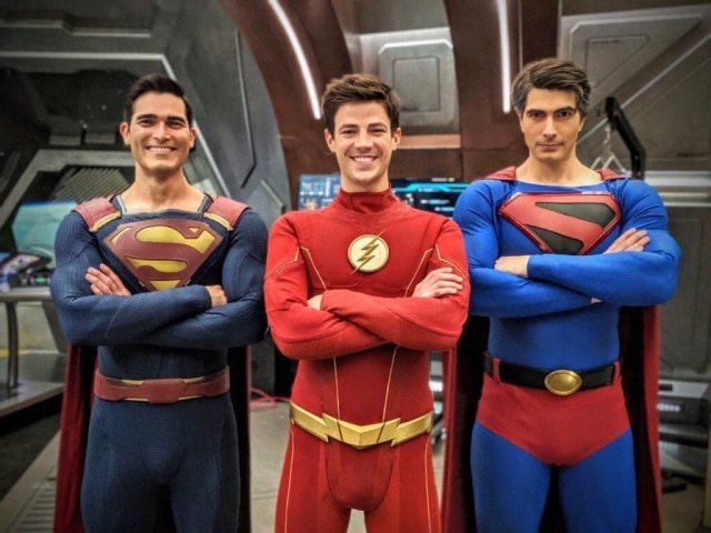 閃電俠在綠箭宇宙今年大事件「無限地球危機」片場跟兩位超人和黑閃電進行合照！