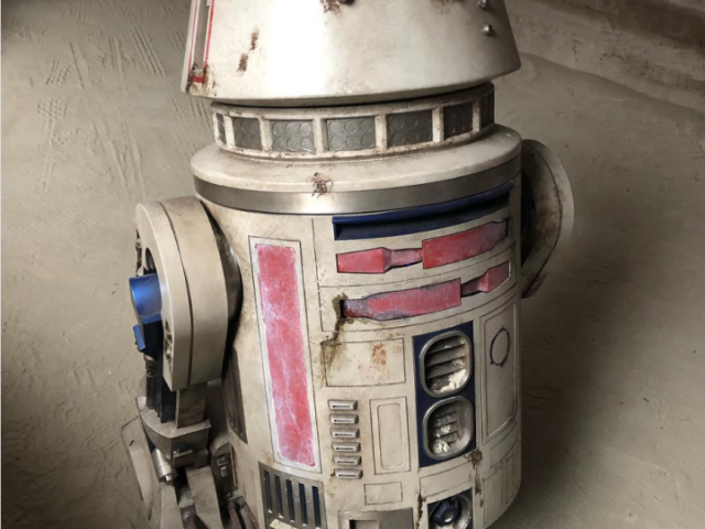 【星戰宇宙相關】當年跟 R2-D2 和 C3PO 一起賣給路克的 R5-D4 確定將出現在曼達洛人影集中！