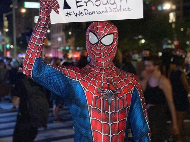 你友善的好鄰居來了！蜘蛛人現身在紐約曼哈敦大橋上參與反歧視抗爭活動