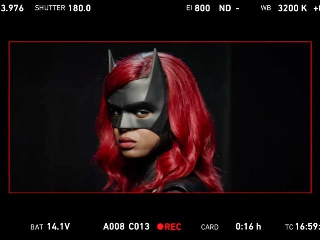 這個造型你還滿意嗎…？《蝙蝠女俠》第二季片場照首度曝光  猩紅騎士制服全公開