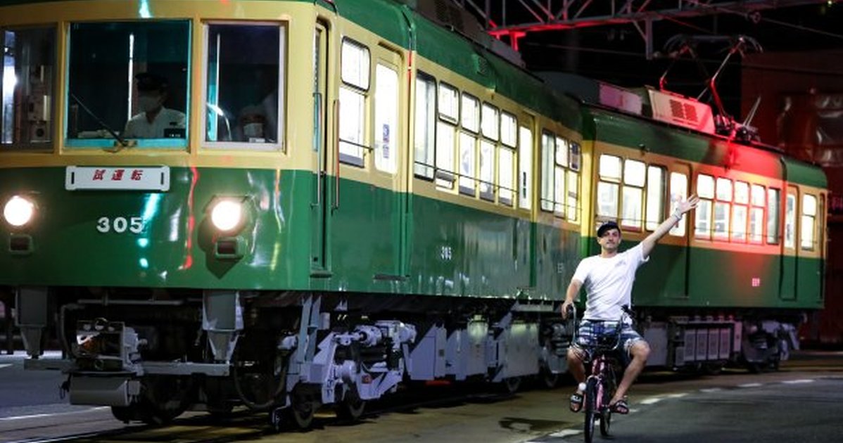 氣！拍江之島電鐵「剛塗裝檢修完電車」卻遇男子意外擋住　meme大發生後→擋鏡老外或成最大贏家