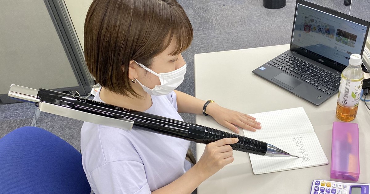 那麼大的筆是要當武器!?日本櫻花牌文具超浮誇廣告引焦點　所以最新商品其實是…？