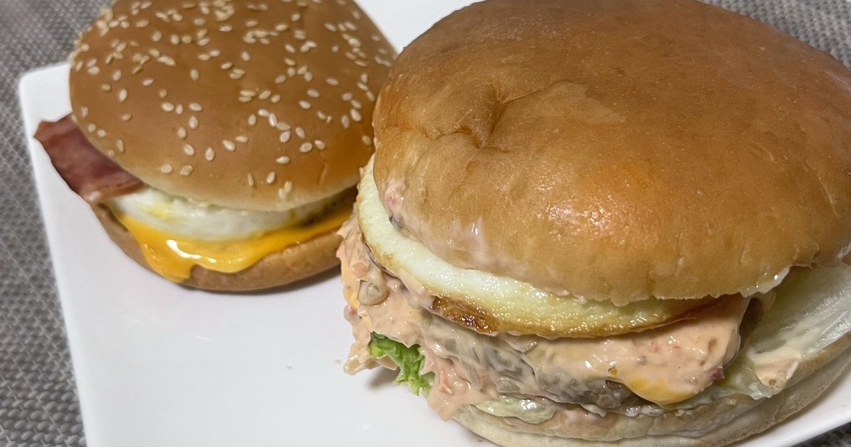 不用明說也能辨識！ 客美多咖啡與其他速食的「月見漢堡」比拚 網友認同 : 正常發揮 