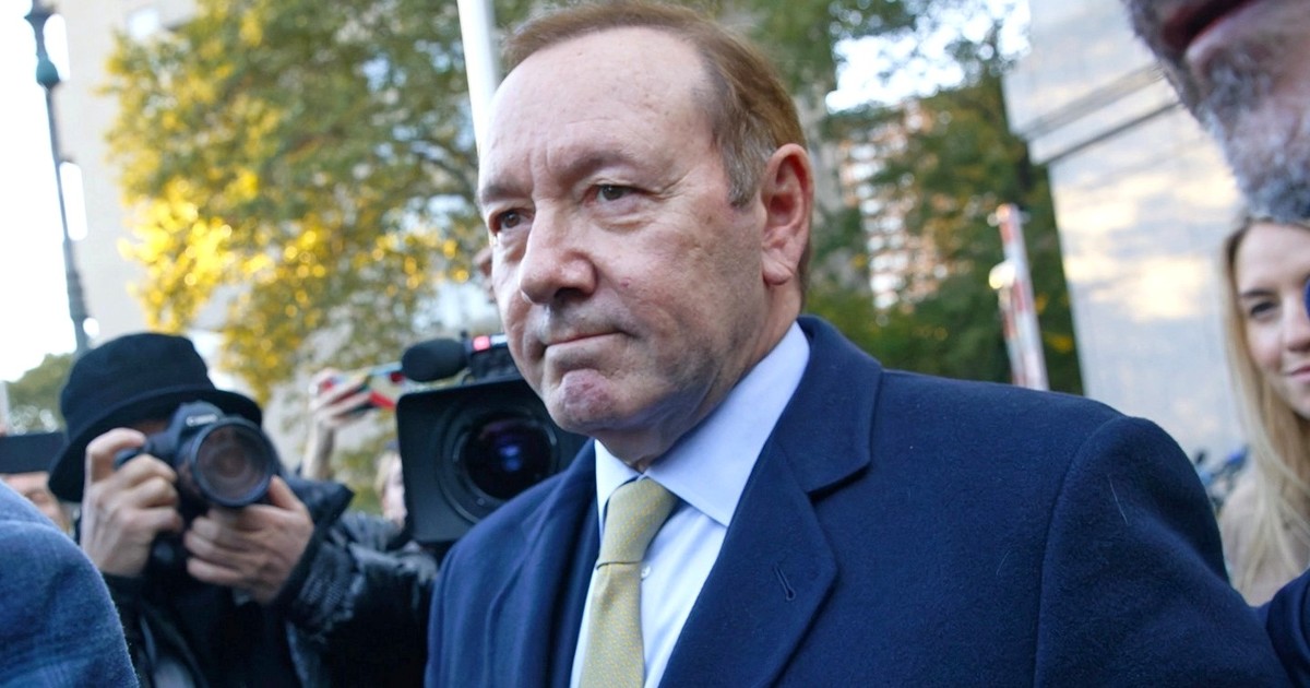 凱文史貝西在性行為不端案件中勝訴！獲判免賠 4000 萬美元、當庭感動淚擁律師