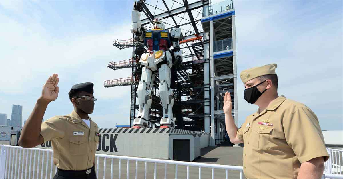 駐日美軍重新入伍在「橫濱實物大鋼彈」前宣示  網友 : 是聯邦的入伍儀式 ！