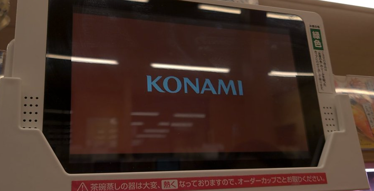 推主吃壽司郎點菜平板出現「KONAMI」的Logo  網友開玩笑 : 輸入「↑↑↓↓←→←→BA」