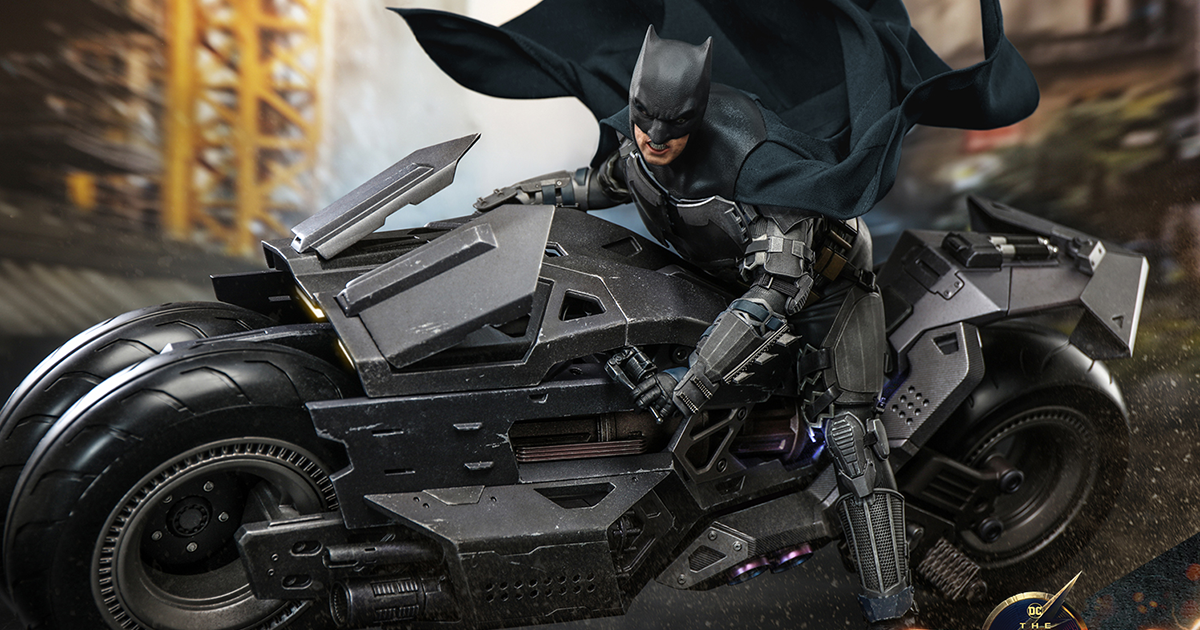 Hot Toys《閃電俠》蝙蝠機車（Batcycle）1/6 比例收藏載具 科技感濃厚的雙前輪機車立體化！