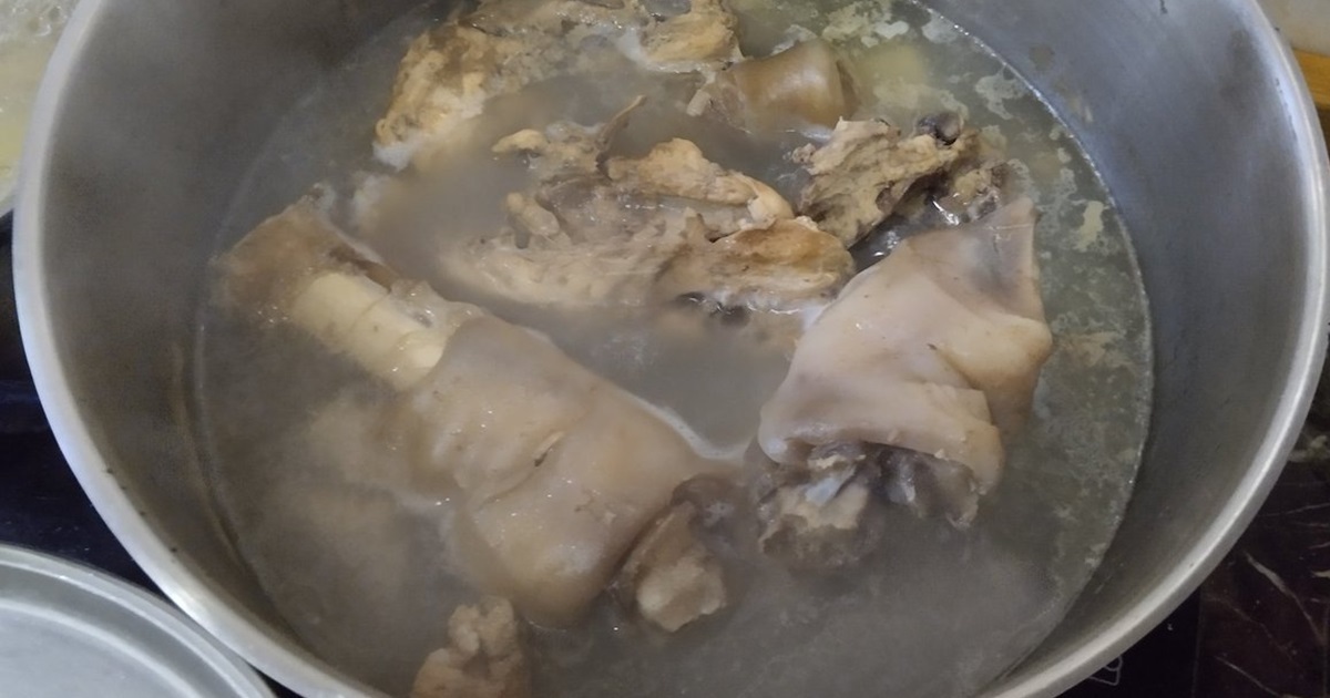 異地煮拉麵嚇死當地人  日推主在喬治亞燉拉麵高湯友人疑惑 : 這看起來給狗吃的燉湯？