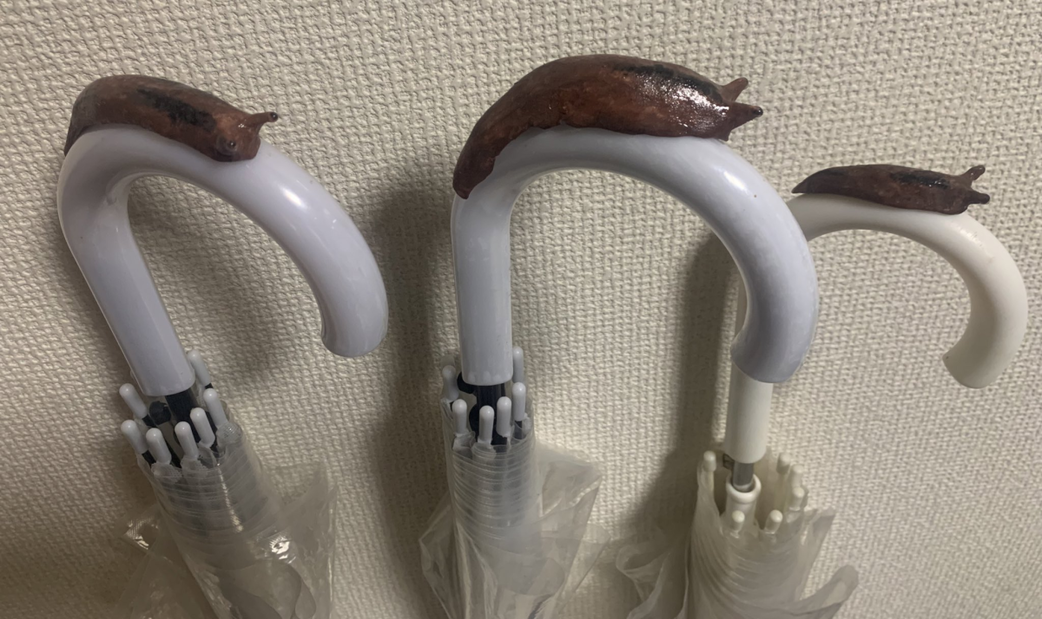 雨傘的守護者！推主用黏土做出蛞蝓造型「雨傘防盜器」，裝在上面就不怕雨傘不見或被偷了！