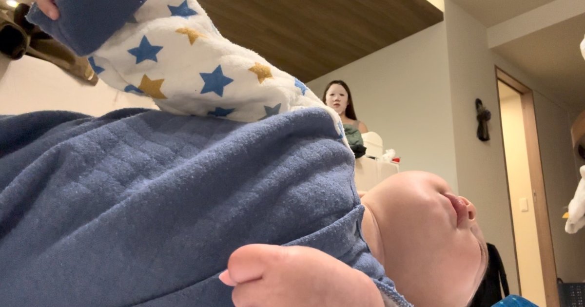 像是恐怖電影的場景！推主兒子背後映出的「意想不到的東西」引發網友反應反響：「目光無法移開」