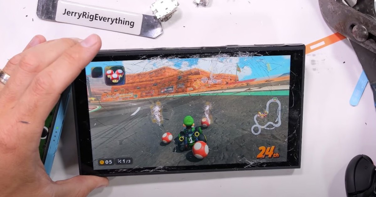 YouTuber實測Nintendo Switch 2耐用度　狂敲50次才碎裂直呼「幾乎堅不可摧」且「用料實在」