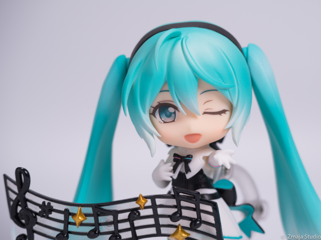 Zmaja UNBOX 【黏土人 1039 初音未來交響樂 2018-2019Ver.】｜有別以往風格的典雅裝扮