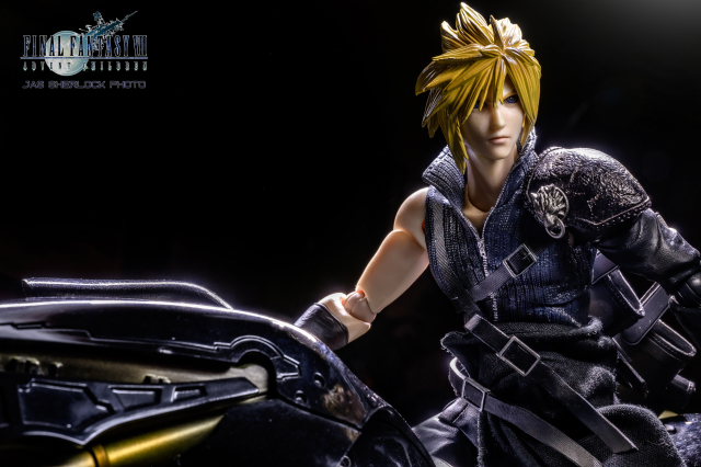 [玩具攝影]辣個金色頭髮，手持巨型大劍，騎著霸氣重機的男神。降臨之子-克勞德+重機芬里爾的最完美帥氣組合