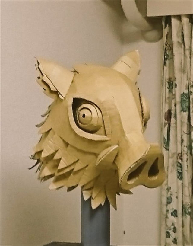 低成本高還原的「豬突猛進！！」 推主用紙箱打造出《鬼滅之刃》伊之助山豬頭，還原度高得嚇人！