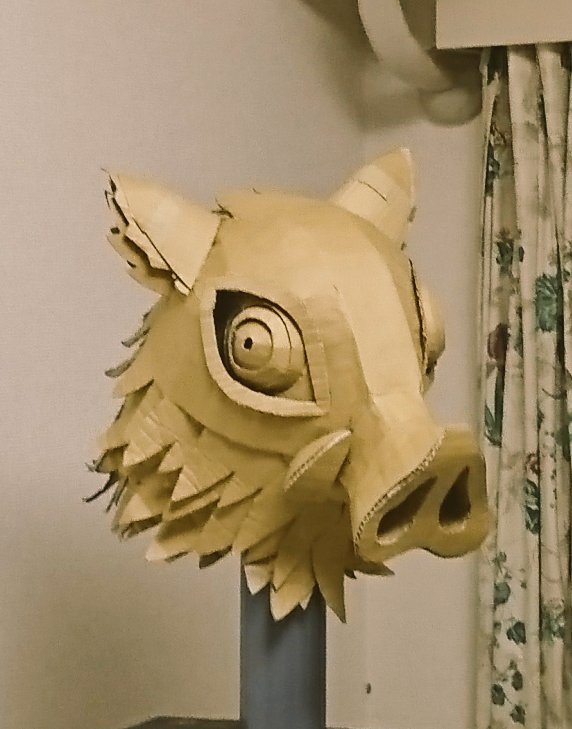 低成本高還原的「豬突猛進！！」 推主用紙箱打造出《鬼滅之刃》伊之助山豬頭，還原度高得嚇人！