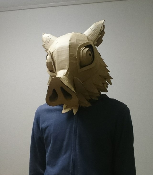 低成本高還原的「豬突猛進！！」 推主用紙箱打造出《鬼滅之刃》伊之助山豬頭，還原度高得嚇人！