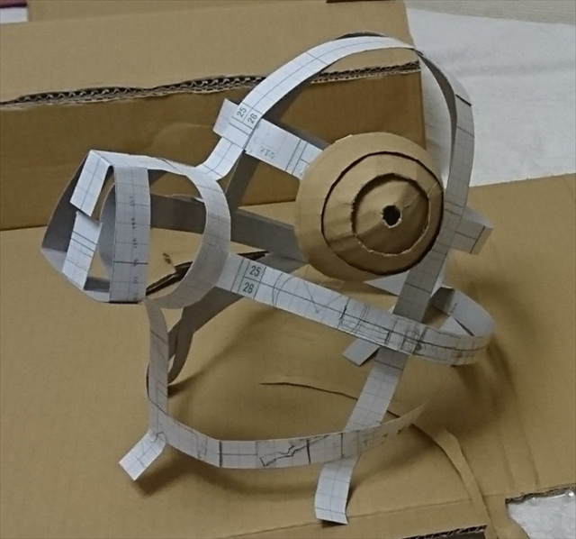 低成本高還原的「豬突猛進！！」 推主用紙箱打造出《鬼滅之刃》伊之助山豬頭，還原度高得嚇人！