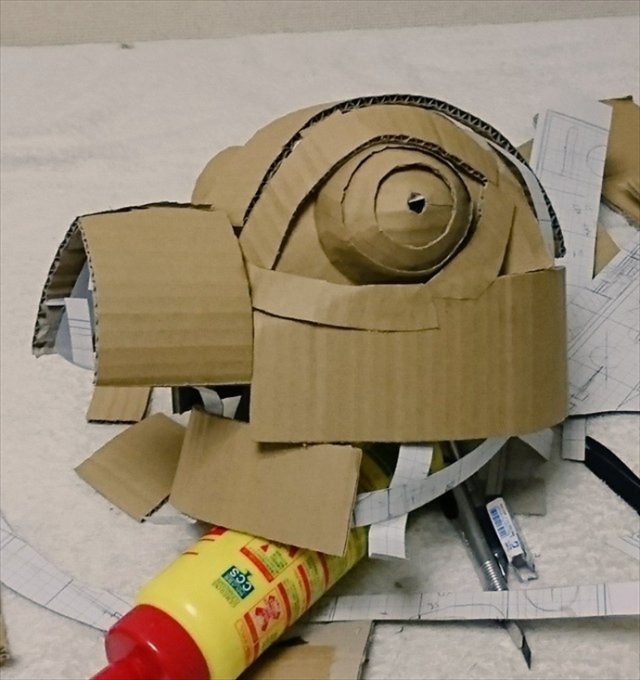 低成本高還原的「豬突猛進！！」 推主用紙箱打造出《鬼滅之刃》伊之助山豬頭，還原度高得嚇人！