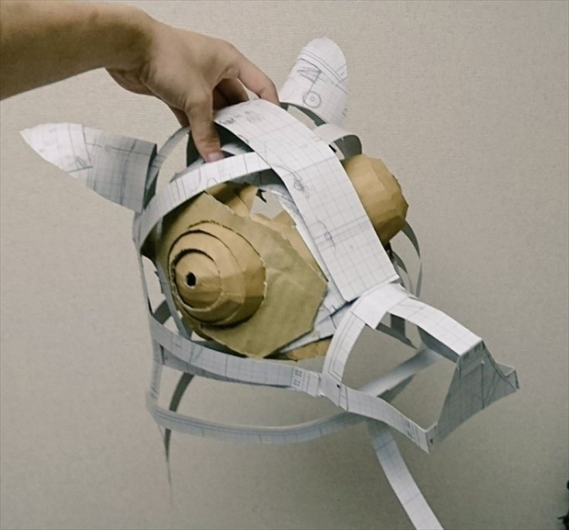 低成本高還原的「豬突猛進！！」 推主用紙箱打造出《鬼滅之刃》伊之助山豬頭，還原度高得嚇人！