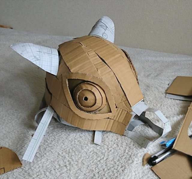 低成本高還原的「豬突猛進！！」 推主用紙箱打造出《鬼滅之刃》伊之助山豬頭，還原度高得嚇人！