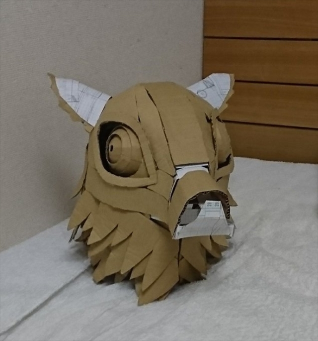 低成本高還原的「豬突猛進！！」 推主用紙箱打造出《鬼滅之刃》伊之助山豬頭，還原度高得嚇人！