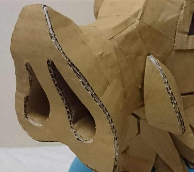 低成本高還原的「豬突猛進！！」 推主用紙箱打造出《鬼滅之刃》伊之助山豬頭，還原度高得嚇人！