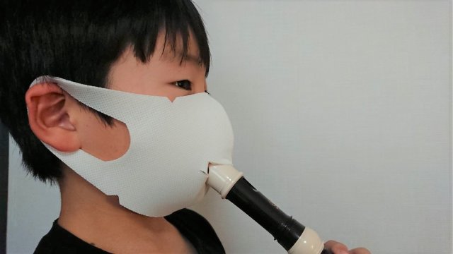 戴著口罩吹薩克斯風!?島村樂器發行「管樂器專用口罩」,吹奏管樂器也不怕病毒入侵!