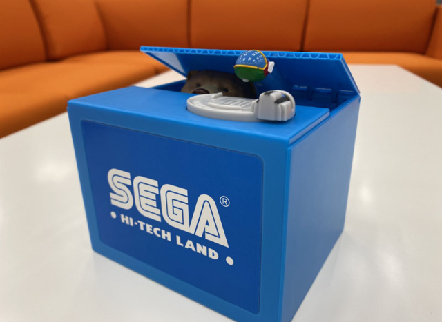 盒子裡有誰在拿錢！？SEGA推出「SEGA Arcade Bank」，放置硬幣就有「熊」幫你收好！？
