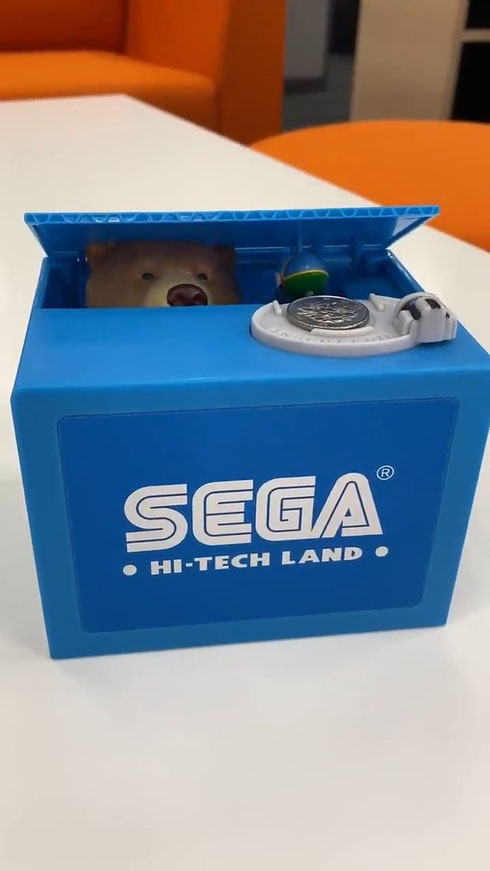 盒子裡有誰在拿錢!?SEGA推出「SEGA Arcade Bank」,放置硬幣就有「熊」幫你收好!?