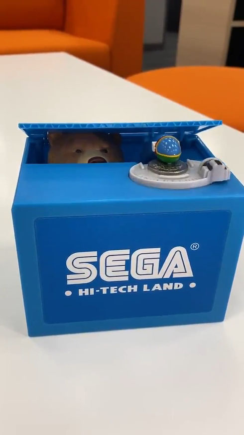 盒子裡有誰在拿錢!?SEGA推出「SEGA Arcade Bank」,放置硬幣就有「熊」幫你收好!?