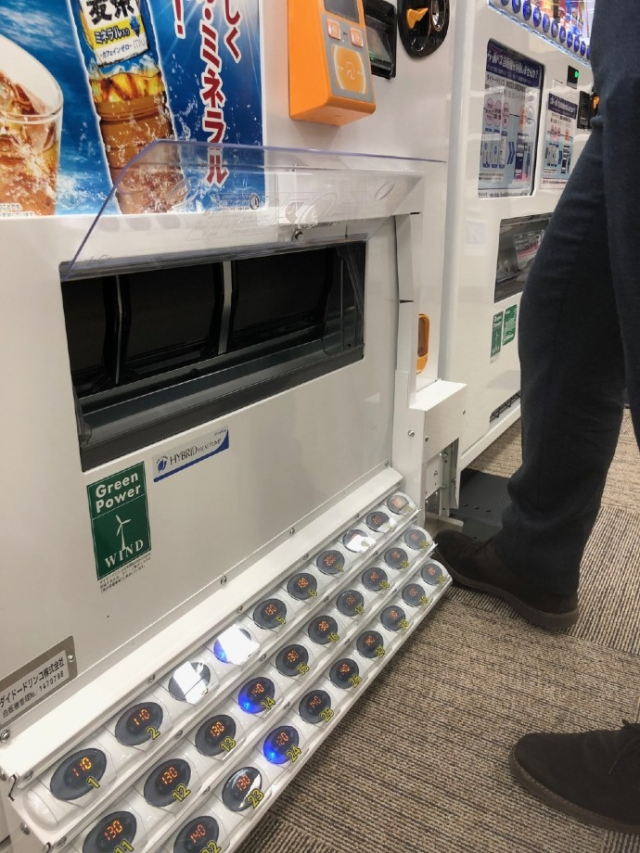 腳踩一下飲料就出來了!大德飲料設置「腳踩式飲料販賣機」,疫情期間避免接觸感染的好設備!