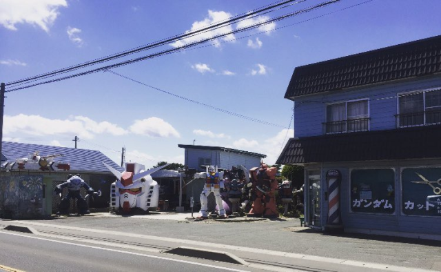 有鋼彈鎮守的理髮廳!?日本青森驚見「鋼彈理髮店」,理好頭髮還能去和鋼彈拍照留念!