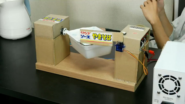 倒麵湯不再悲劇！天才推主發明「自動倒麵湯機」，倒湯不會再連麵一起倒掉了！