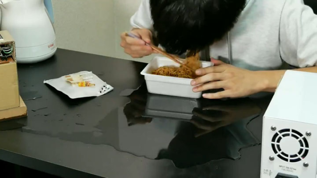 倒麵湯不再悲劇!天才推主發明「自動倒麵湯機」,倒湯不會再連麵一起倒掉了!