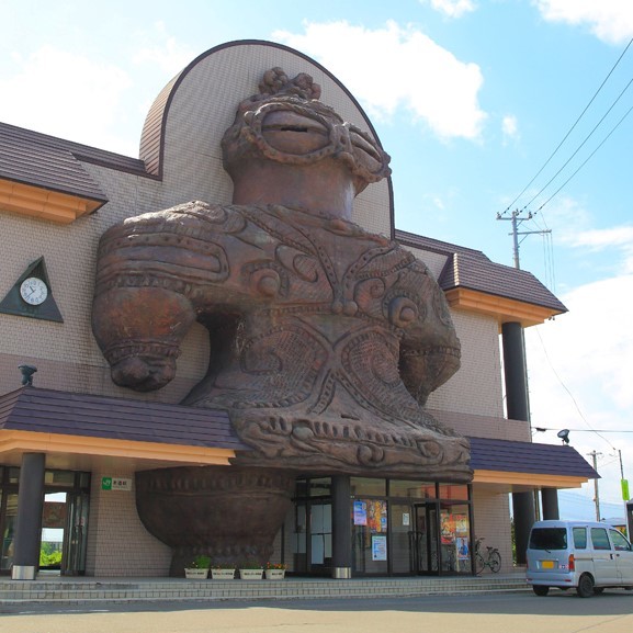 車站聳立巨大的遮光器土偶奇景日本網友驚嘆「這是在日本嗎？」 | 日刊電電