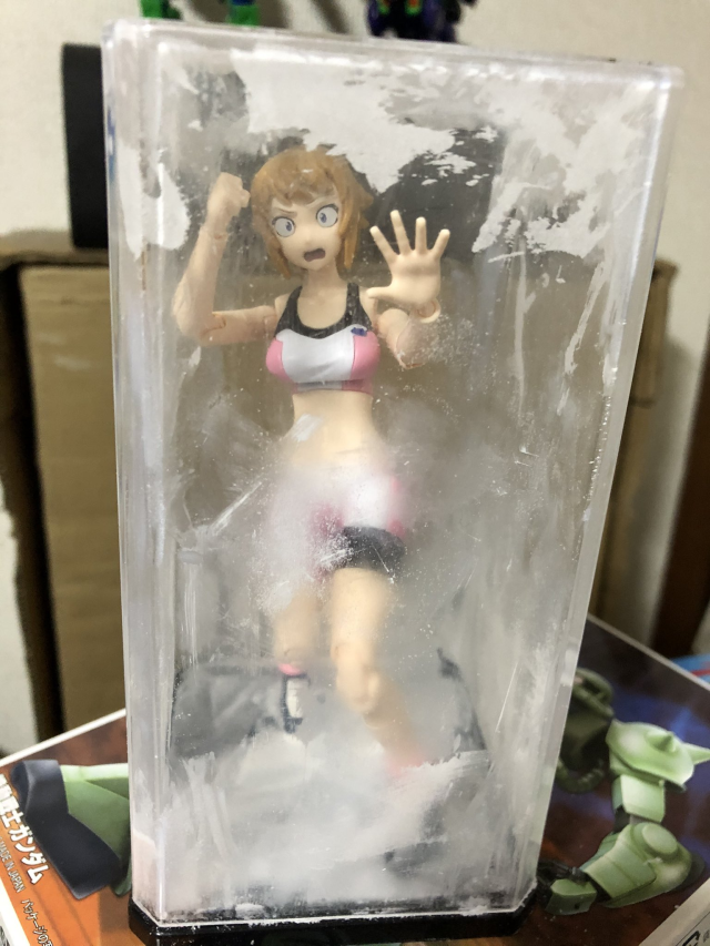 被冰封起來了!?日本推主發揮創意製作出「冰凍風展示殼」,所有角色都被凍住了!