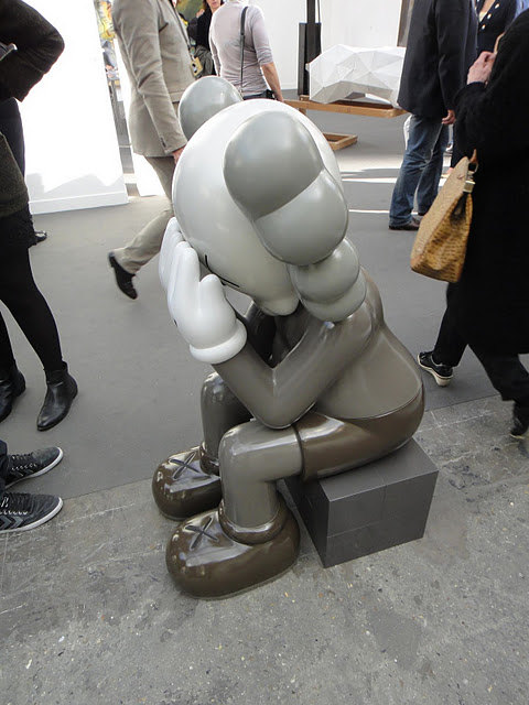 Kaws 的Passing Through Companion縮小版本展覽品