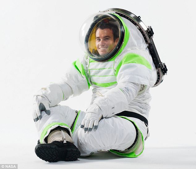 NASA 新的太空服超像「巴斯光年」！！！
