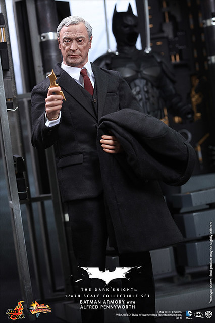 Hot Toys - MMS235 - 黑暗騎士：1/6 比例 蝙蝠俠武器櫃 阿福人偶套裝組