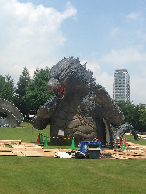 在東京公園發現巨大哥吉拉！
